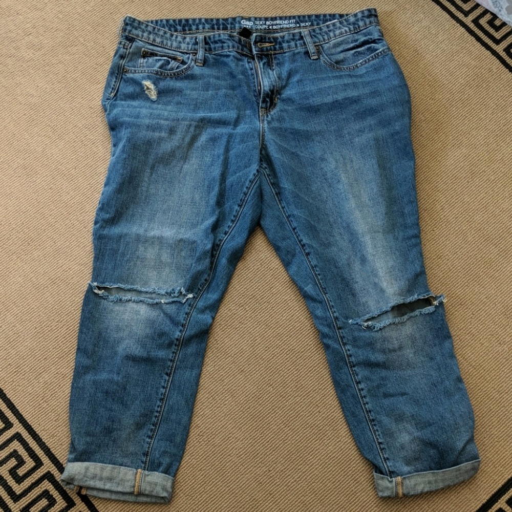 Gap Sexy BF Distressed Crops 14/32